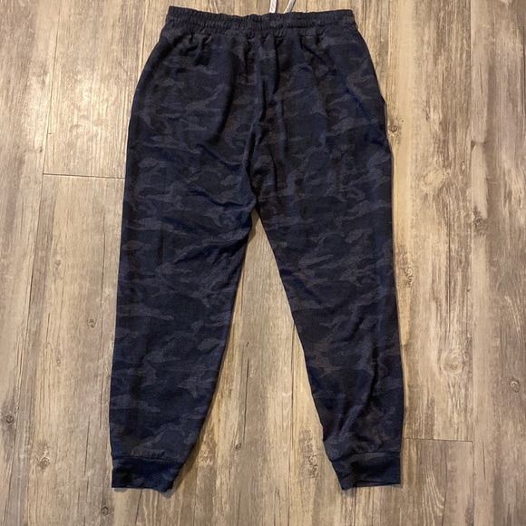 Vuori Performance Jogger Women's DreamKnit Black Camo Size Small - Picture 10 of 13